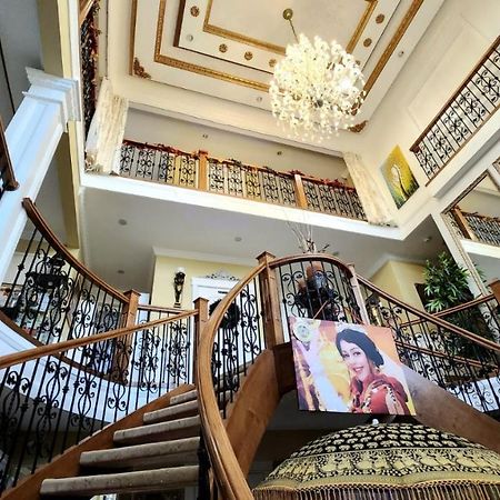 Empress Palace Hotel Surrey Eksteriør billede